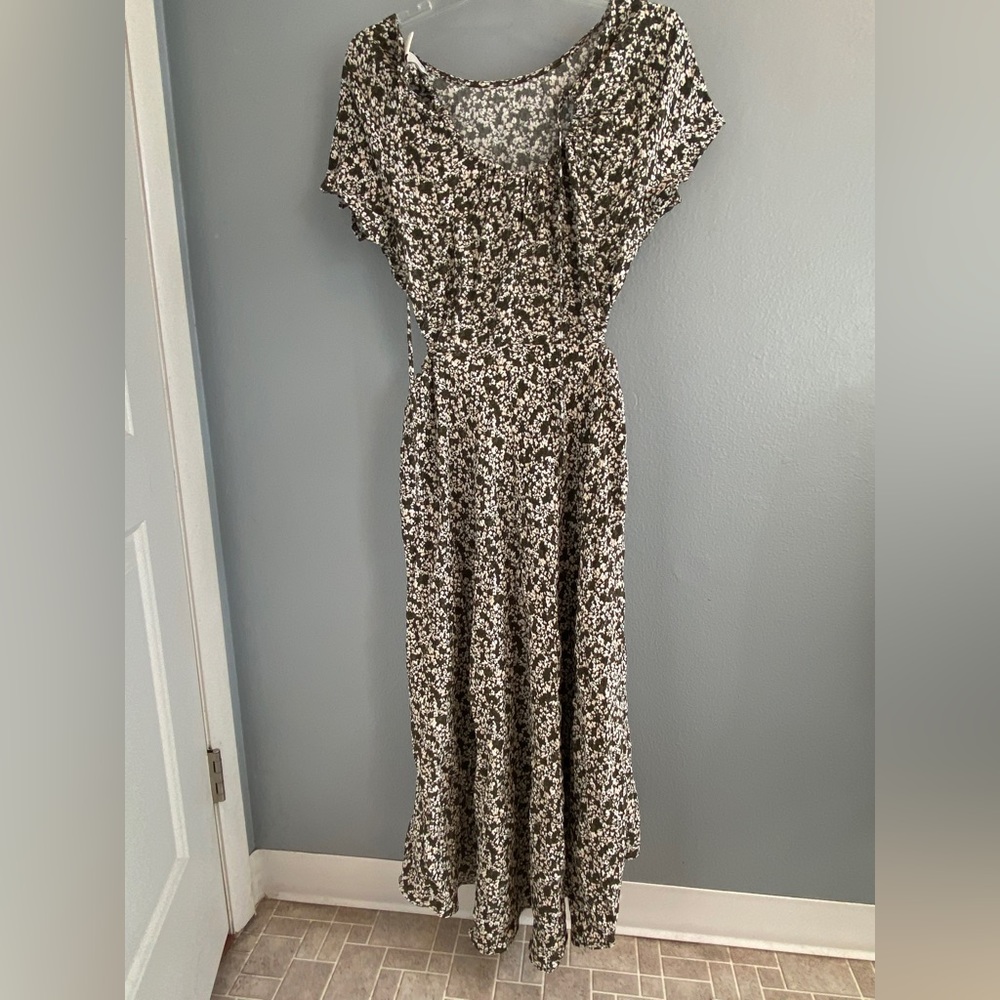 Target midi dress with side cut outs never worn - Picture 2 of 3